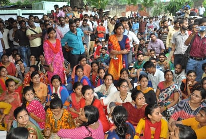 teachers recruitment applicants protest in lucknow.