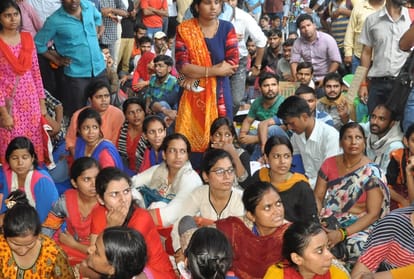 teachers recruitment applicants protest in lucknow.