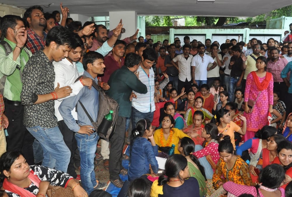 teachers recruitment applicants protest in lucknow.