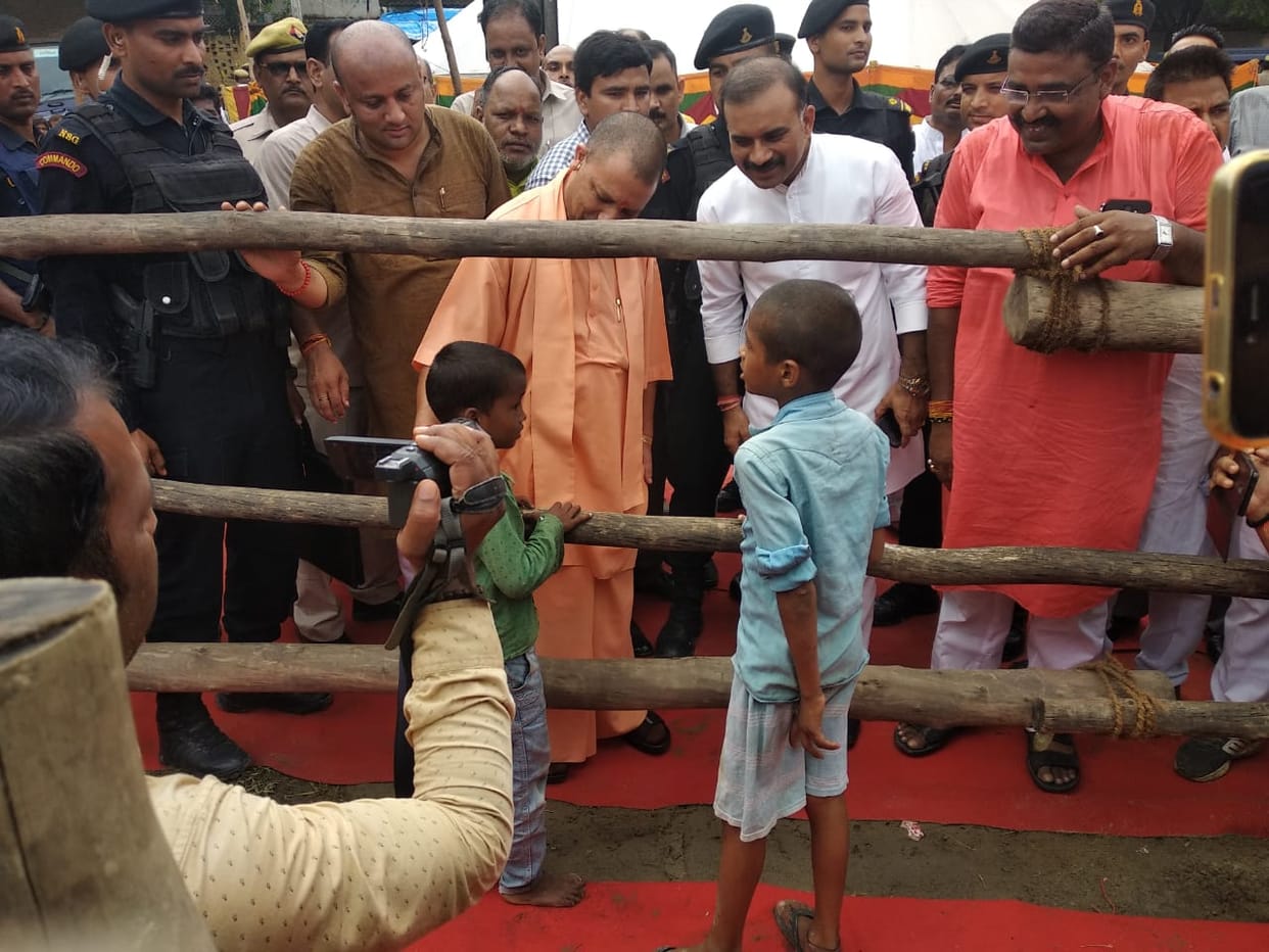 CM Yogi in varanasi visit domri village and ask questions to school students