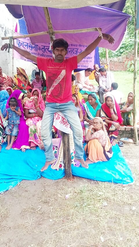 कच्ची शराब के खिलाफ सूली पर चढ़कर दिया धरना