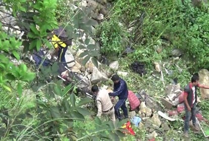 tempo travellers fell into trench in Uttarkashi