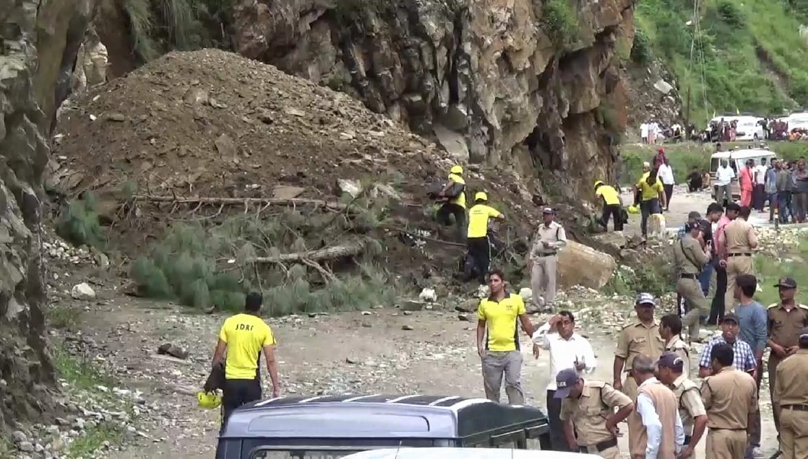 Uttarkashi tempo traveller Accident Dead body rescue emotional photos