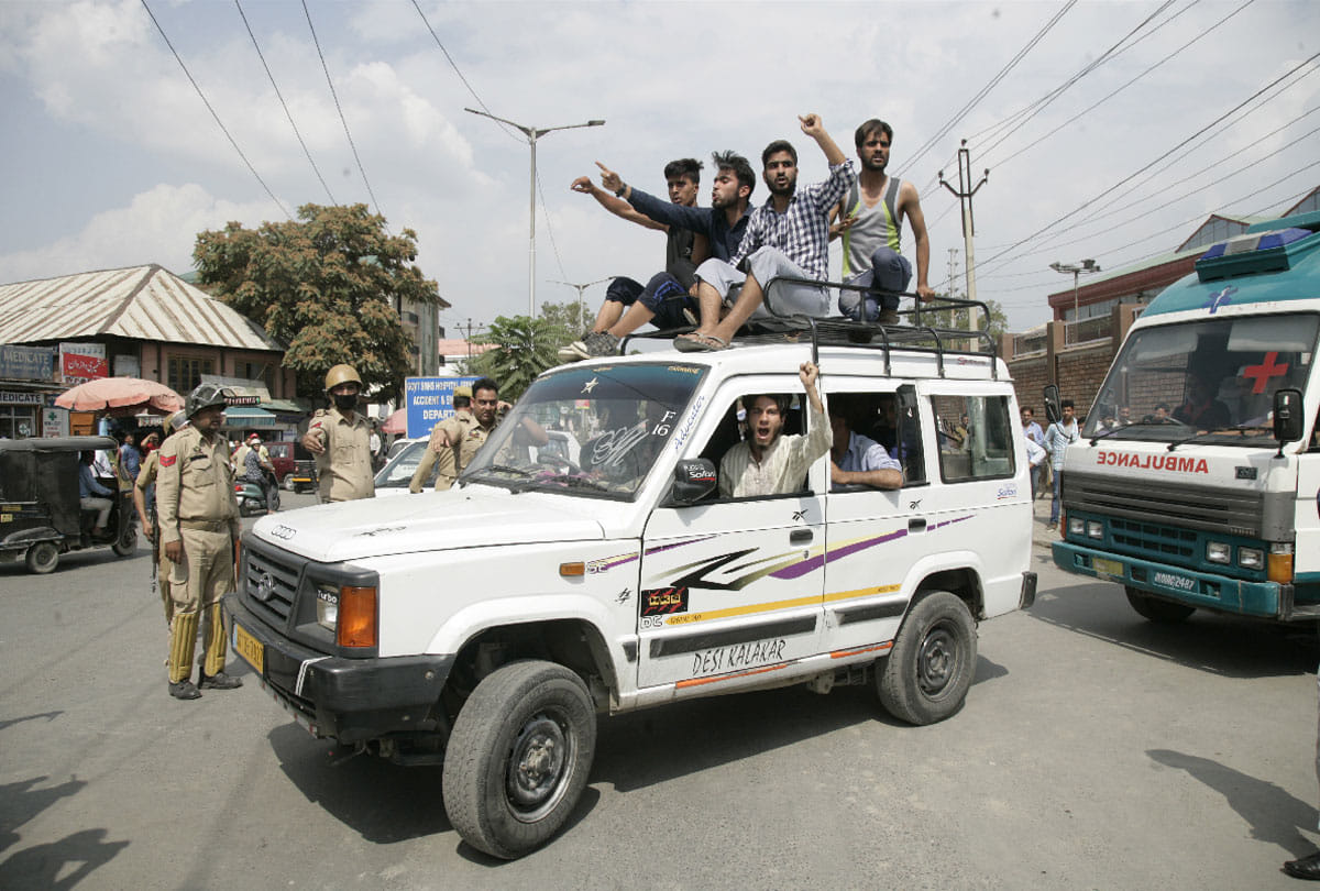 Heavy Cordon And Search Operation By Security Forces In Pulwama Jammu Kashmir