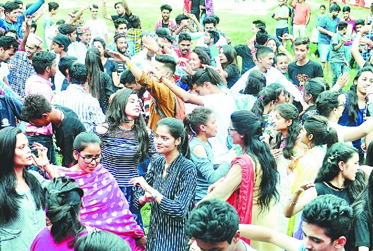 कृष्ण के जयकारों से गूंज उठा ढालपुर