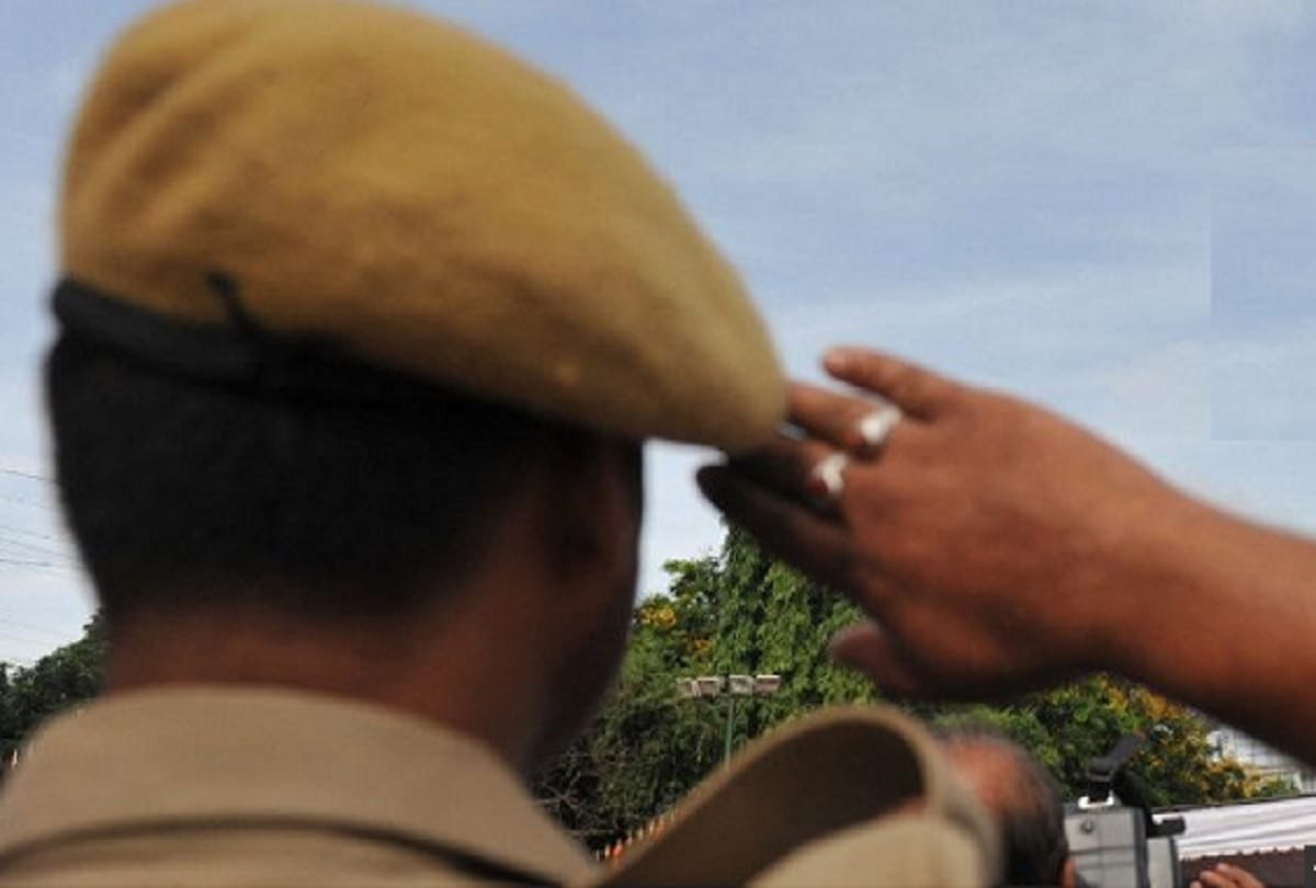 Hyderabad DCP father proudly done salute to SP daughter