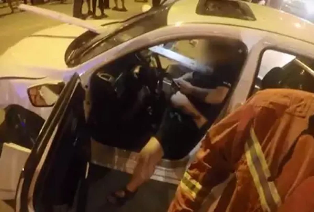 Rod stuck in Mans chest after an accident but he engaged on phone while waiting for ambulance