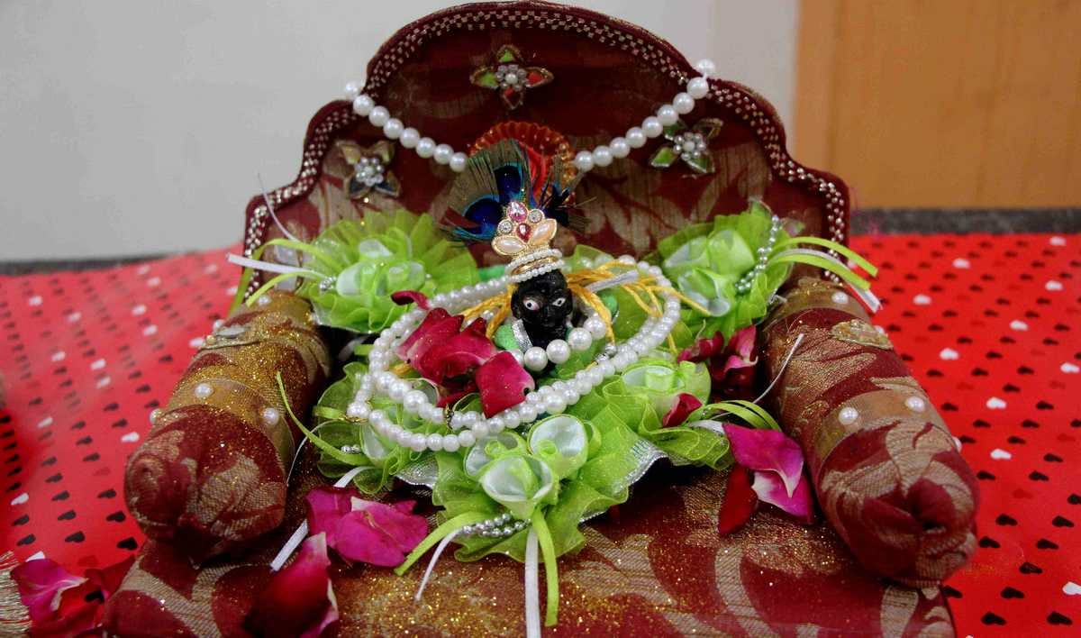 Jammu and Kashmir: Markets started decorating for Janmashtami and Rakshabandhan, shopping is also happening in Corona