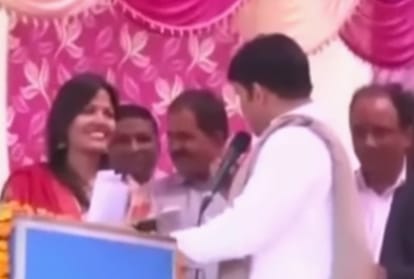 teacher who was insulted by bjp mp manoj tiwari gets teachers award by mcd