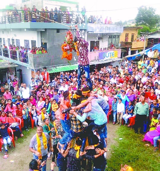 ladies broke makhan filled handis on janmashtami occasion