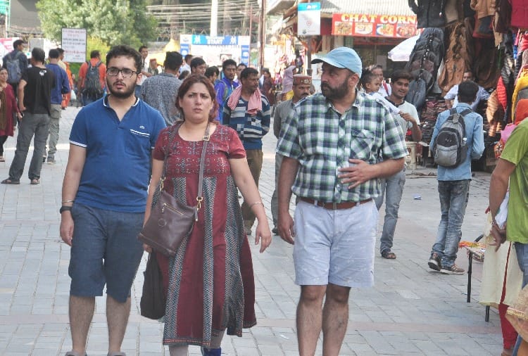 सैलानी न आने से कई होटलों में लटके ताले