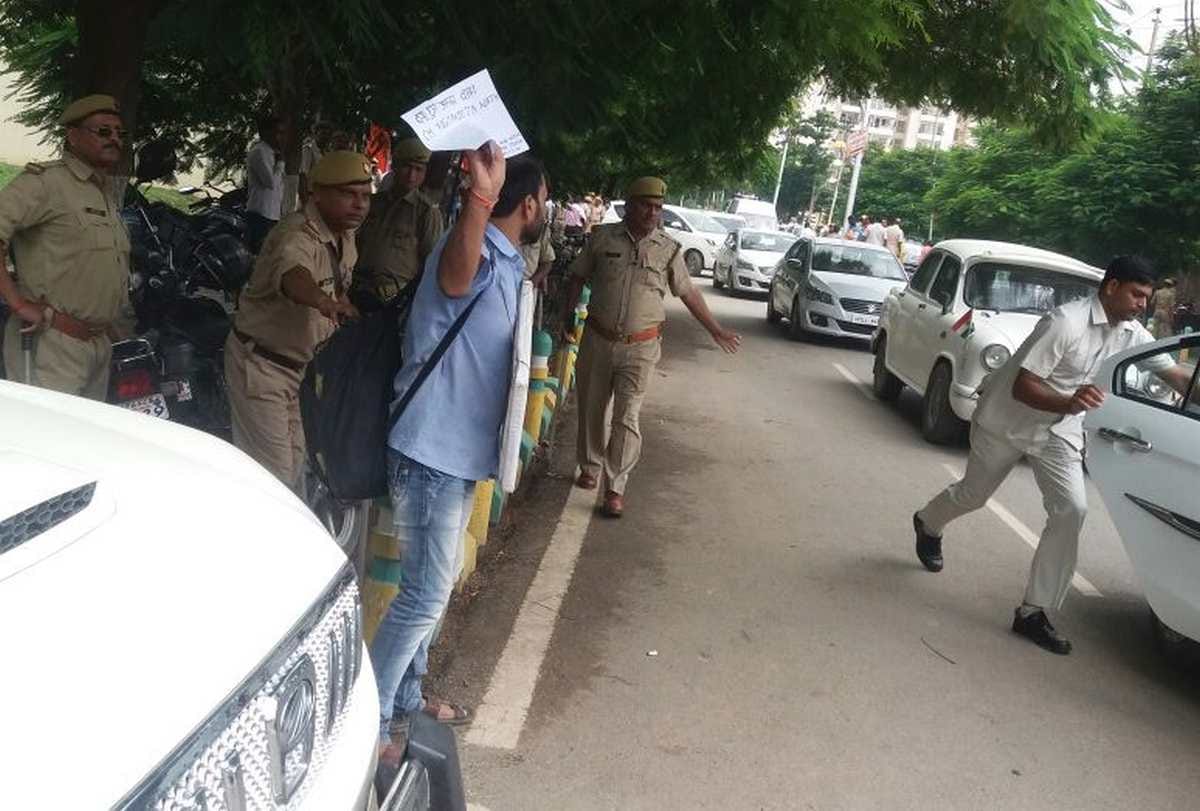 Youth came in front of yogi adityanath car and said that i am alive
