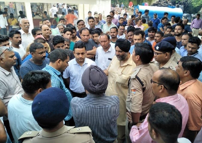 प्रशासन के समझाने पर माने परिजन