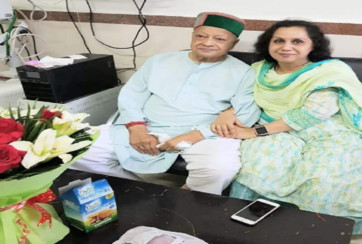 abhilasha singh met Virbhadra Singh in PGI chandigarh