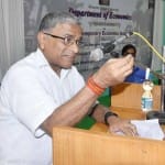 बीएचयू में बोलते राज्यसभा के उपसभापति हरिवंश नारायण सिंह
