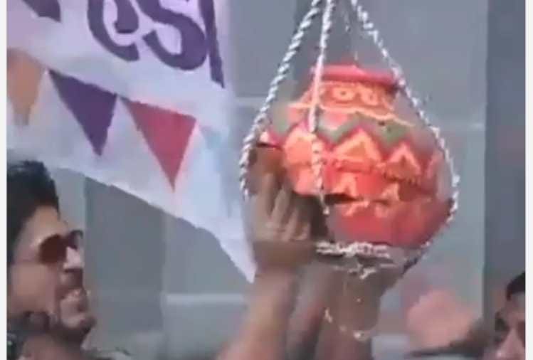 shahrukh khan celebrate janmashtami at his house mannat