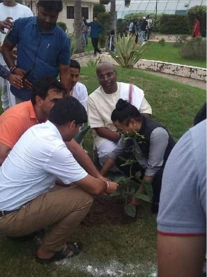 अक्षयपात्र में पौधारोपण करते कैलाश खेर।