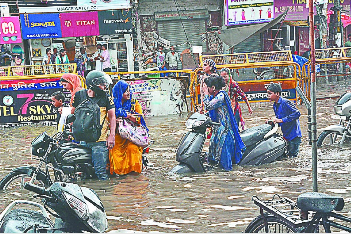 The city created a pond by rain, blocking traffic from flooding on the main roads