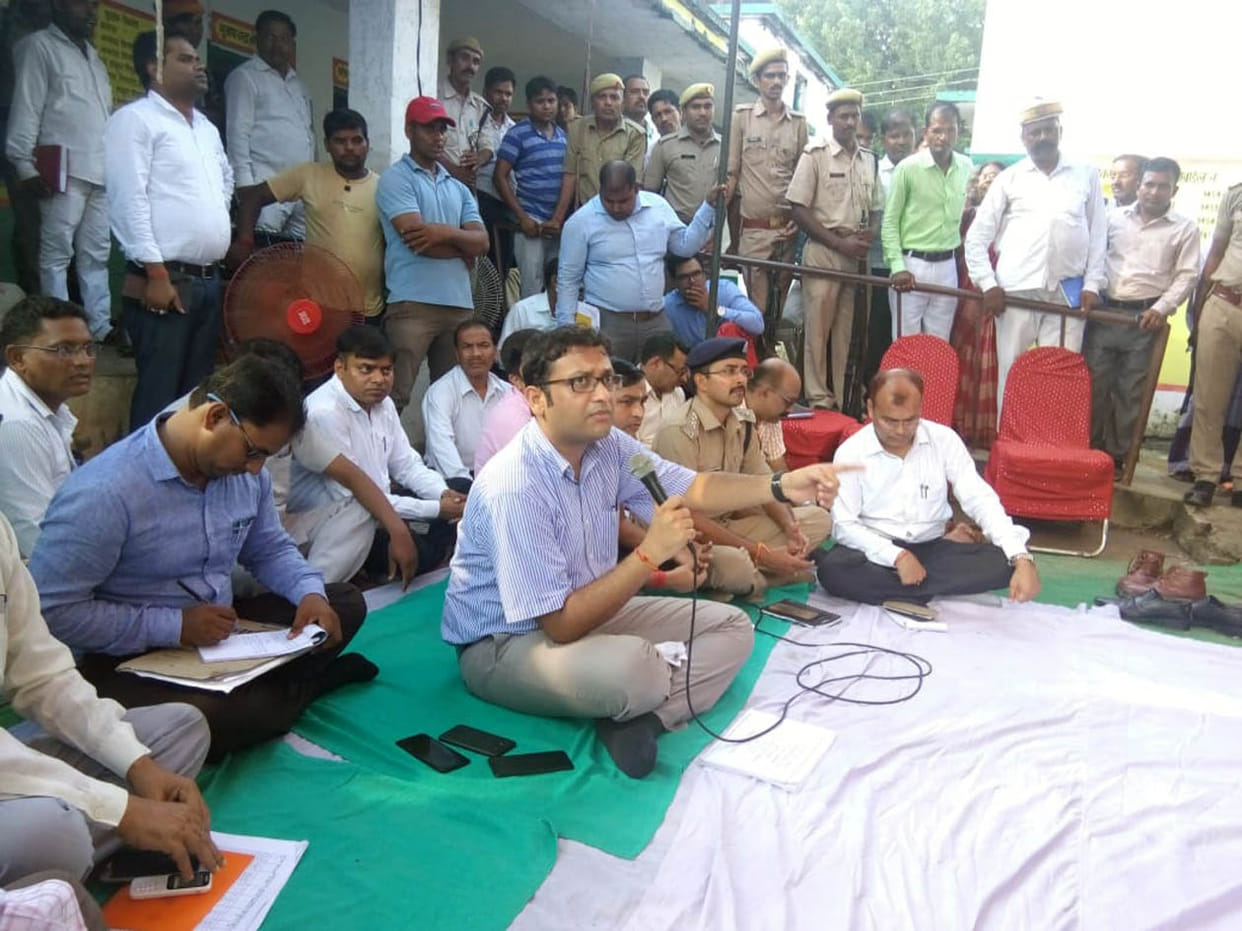 डीएम ने टाट पर बैठकर लगाई चौपाल