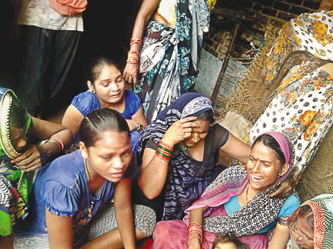 बालकों के मौत पर बिलखते परिजन।