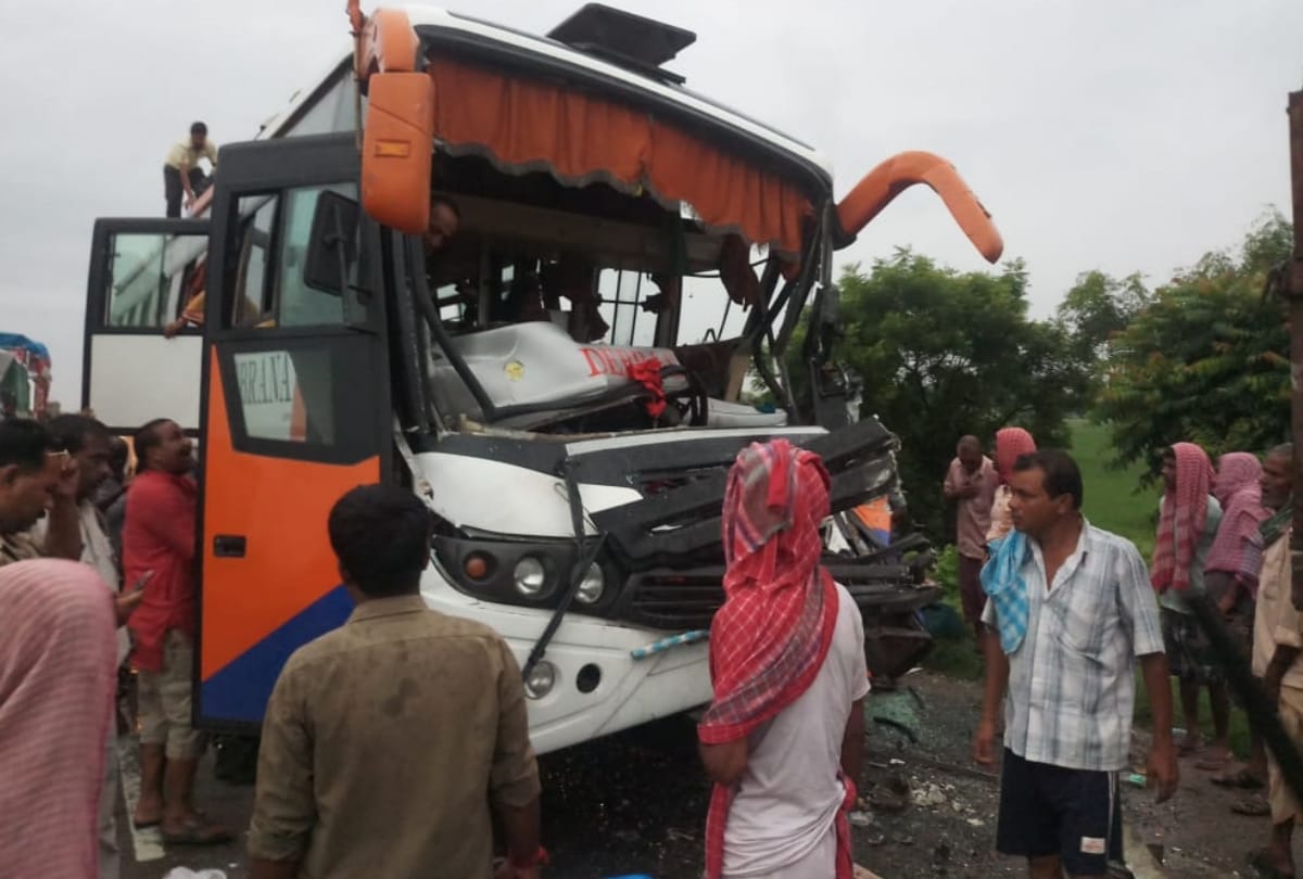 tourist bus met with an accident in barabanki, 30 devotees injured