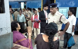 Suddenly, the mischief of six coaches, the details of loot found by 11 passengers.