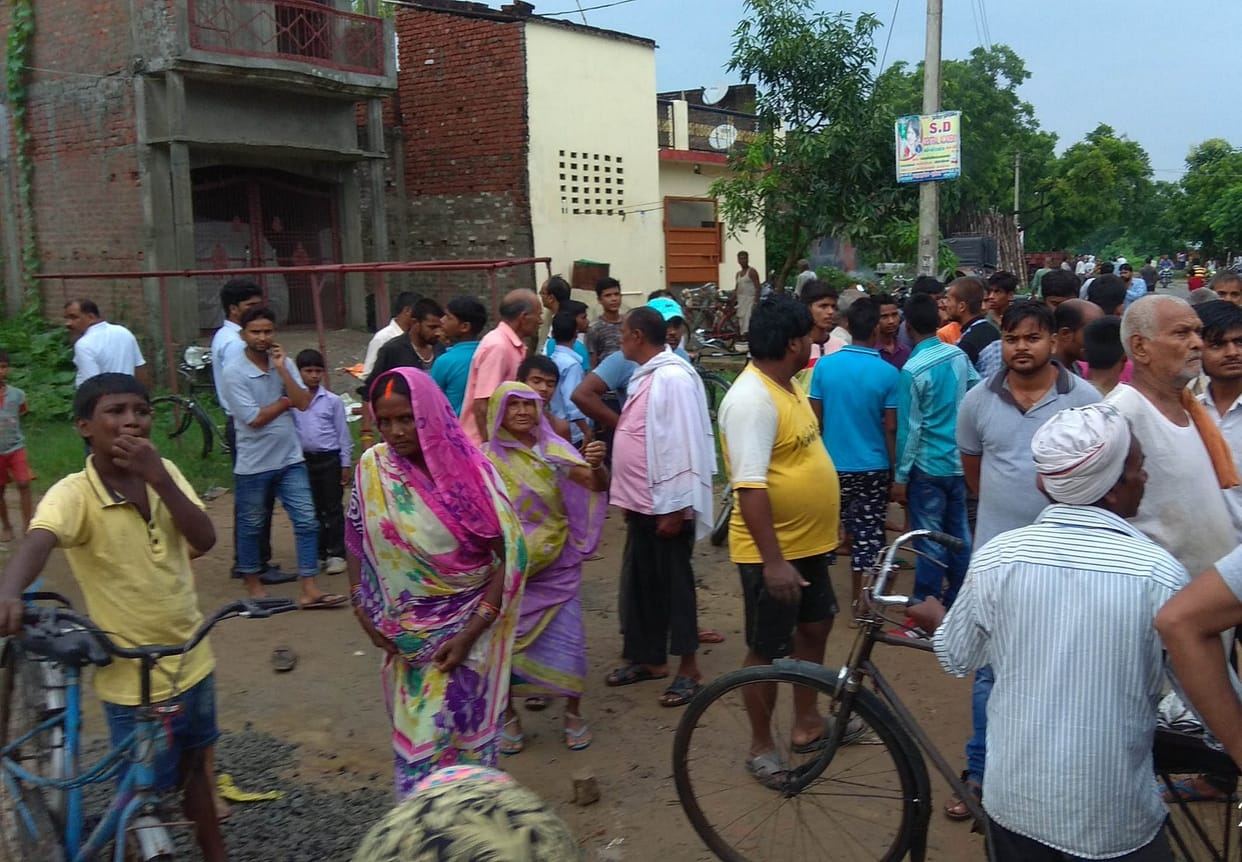 बिजली गिरने से दो सगी बहनों समेत चार की मौत, पांच झुलसे