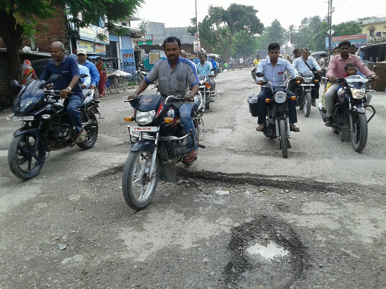 बारिश से सड़कों पर जमा हो रहा पानी, बढ़ी परेशानी