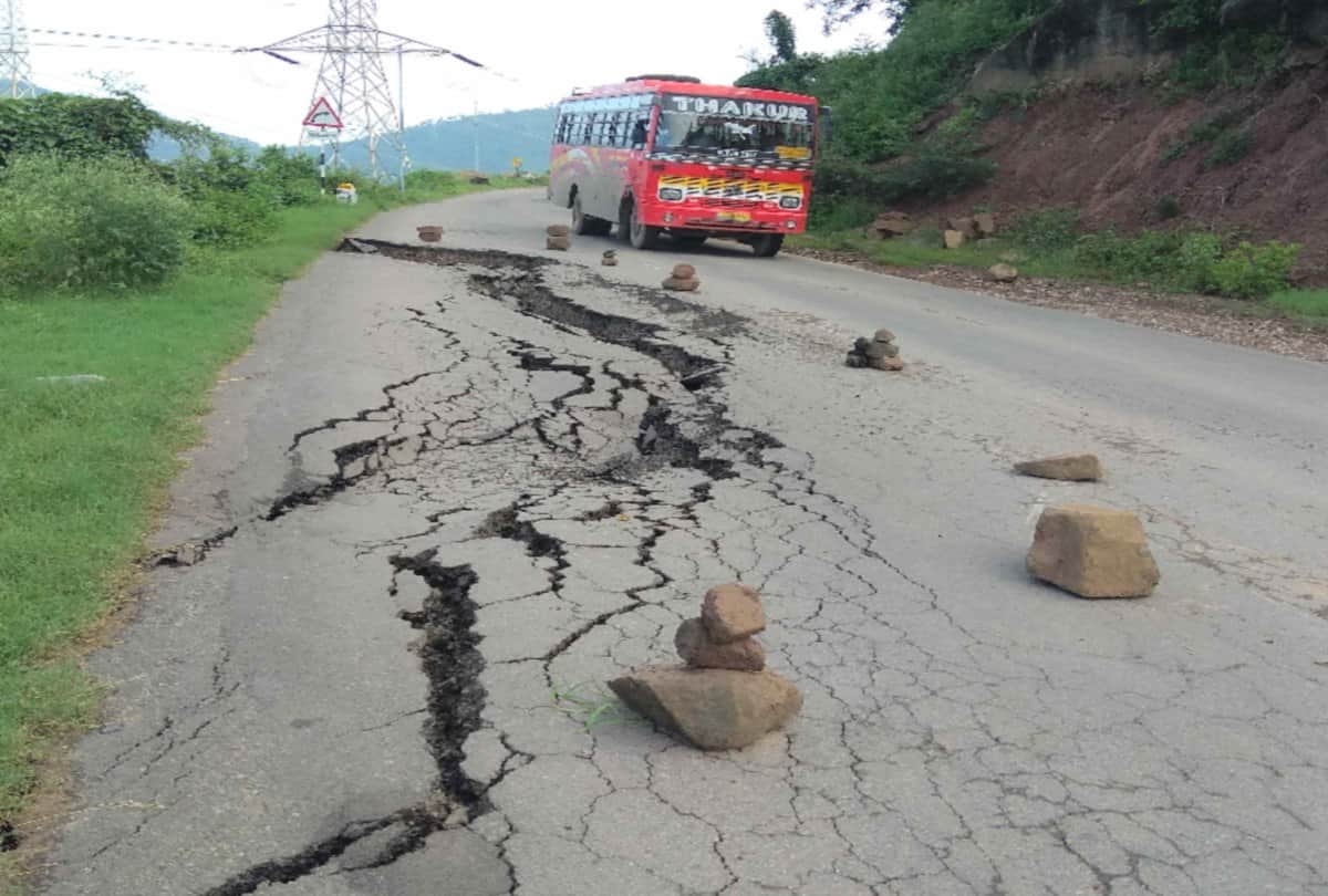 traffic jam on nh due to heavy landslide after rainfall in himachal