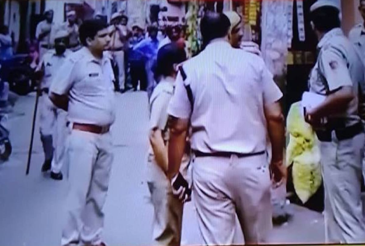 man killed on throwing rat out of neighbor house in delhi aman vihar