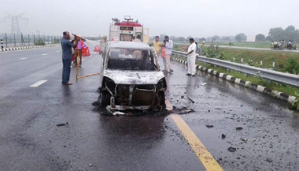 The car running on expressway caught fire