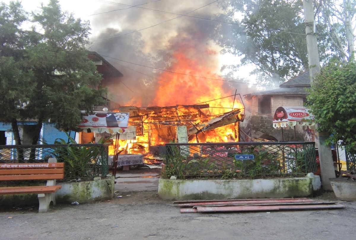 shop on fire at bilaspur himachal due to gas leakage