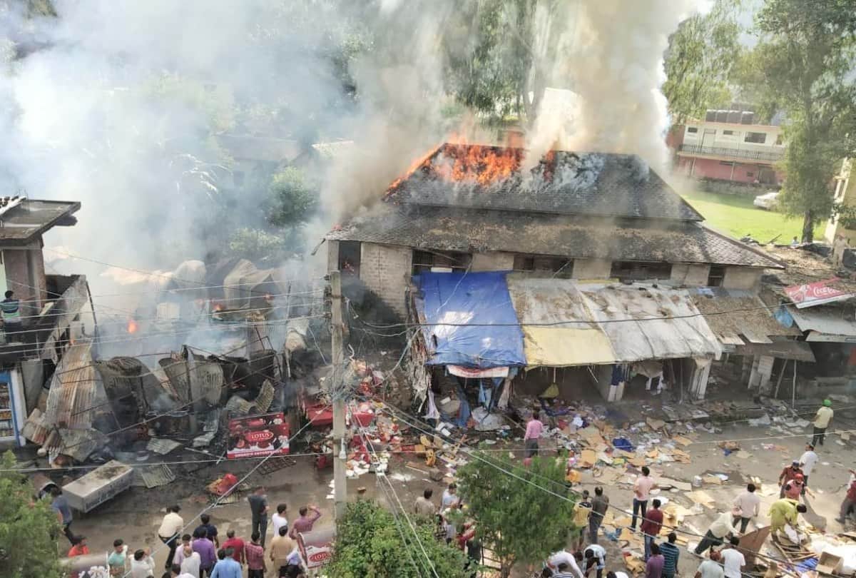 shop on fire at bilaspur himachal due to gas leakage