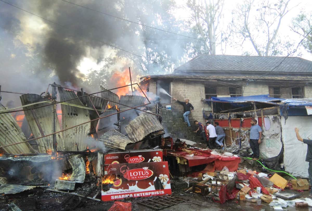 shop on fire at bilaspur himachal due to gas leakage