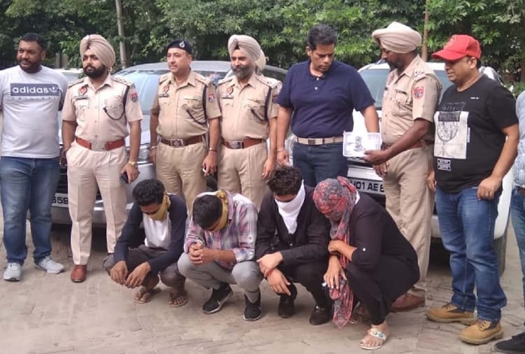 Loot gang members Arrest  in Jalandhar, gang run by Mother and son