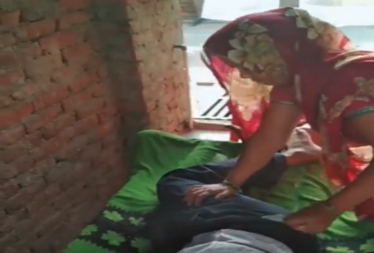watch wife stealing money from husband pocket while giving him body massage