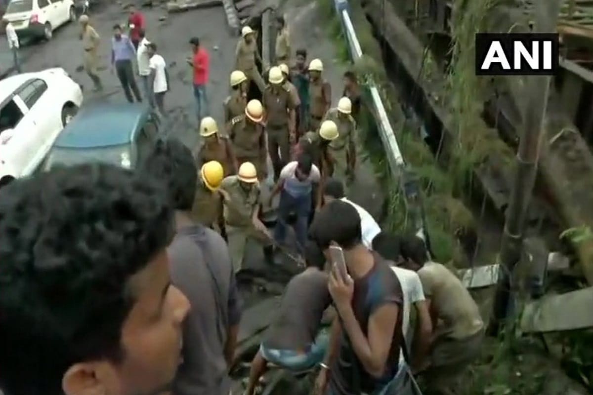 Majerhat bridge in South Kolkata has collapsed, See the horrific pictures of bridge accident