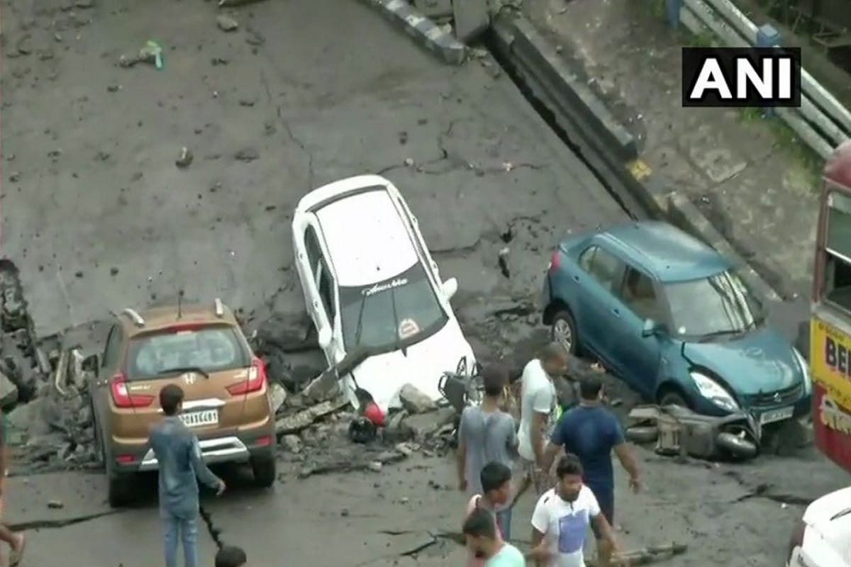 Majerhat bridge in South Kolkata has collapsed, See the horrific pictures of bridge accident
