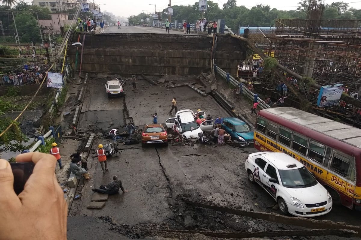 Majerhat bridge in South Kolkata has collapsed, See the horrific pictures of bridge accident