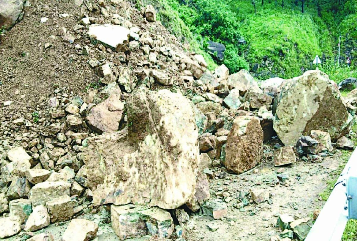 traffic jam on nh due to heavy landslide after rainfall in himachal