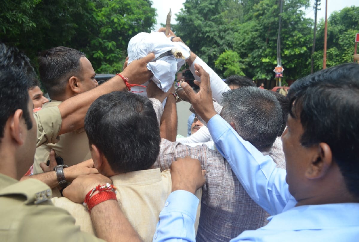 छाता में इलाज के दौरान बच्चे की मौत , हंगामा