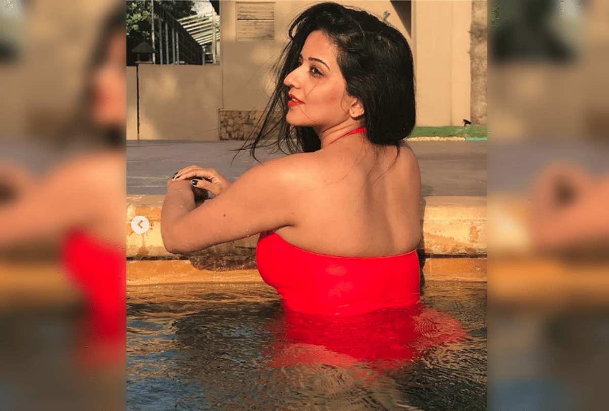Bhojpuri Actress monalisa Accepted Bottle Cap Challenge in different way