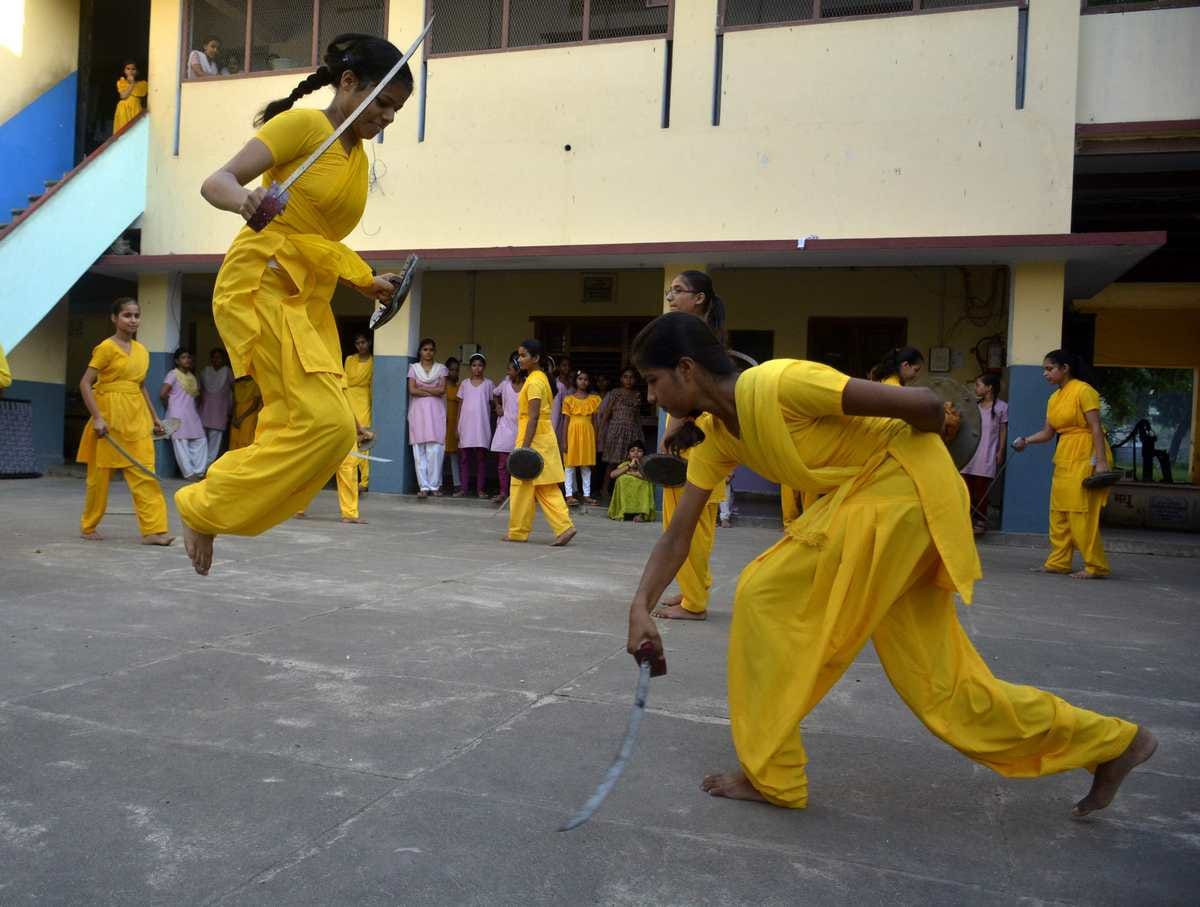 This Kashi gurukul gives training of vedas and weapon
