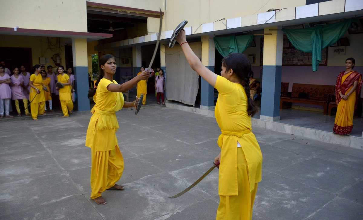 This Kashi gurukul gives training of vedas and weapon