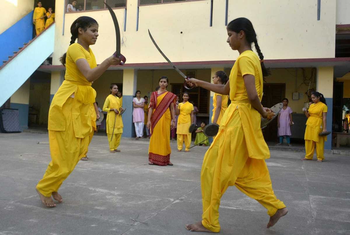 This Kashi gurukul gives training of vedas and weapon