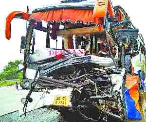 Tourist bus met an accident, 11 injured.