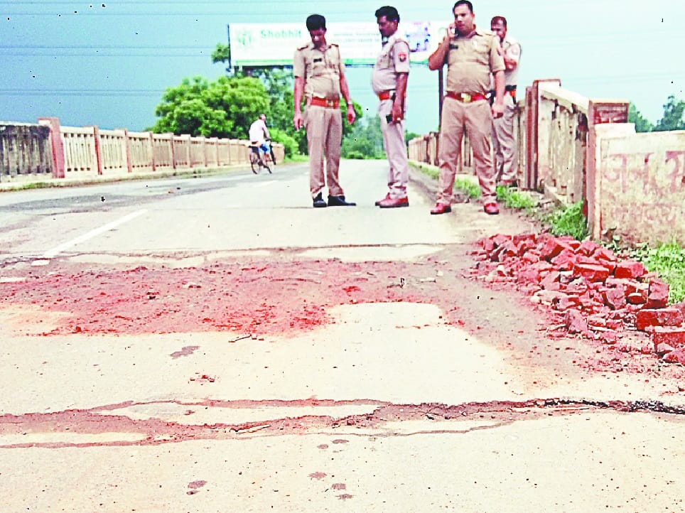 baavanpur thaane ke paas sarak dhasi