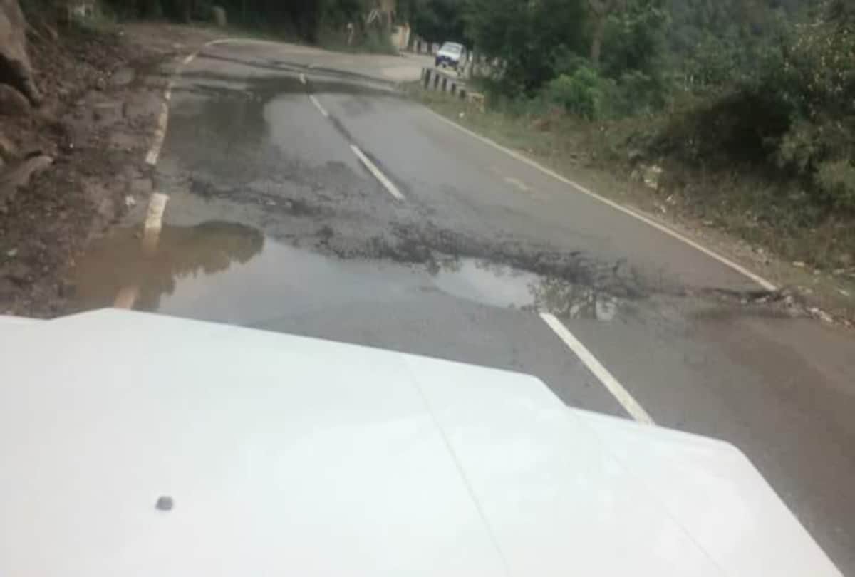 traffic jam on nh due to heavy landslide after rainfall in himachal