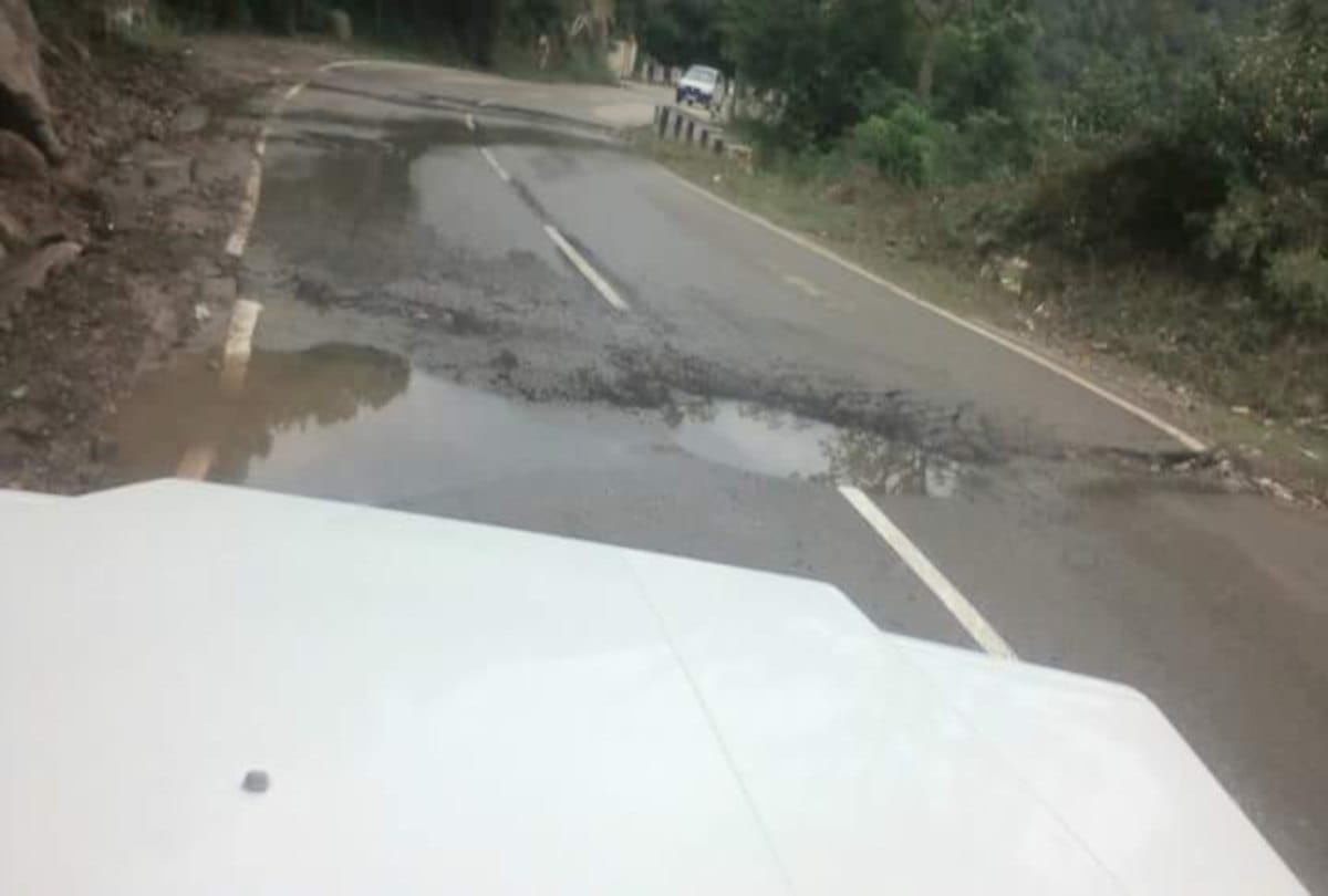 traffic jam on nh due to heavy landslide after rainfall in himachal