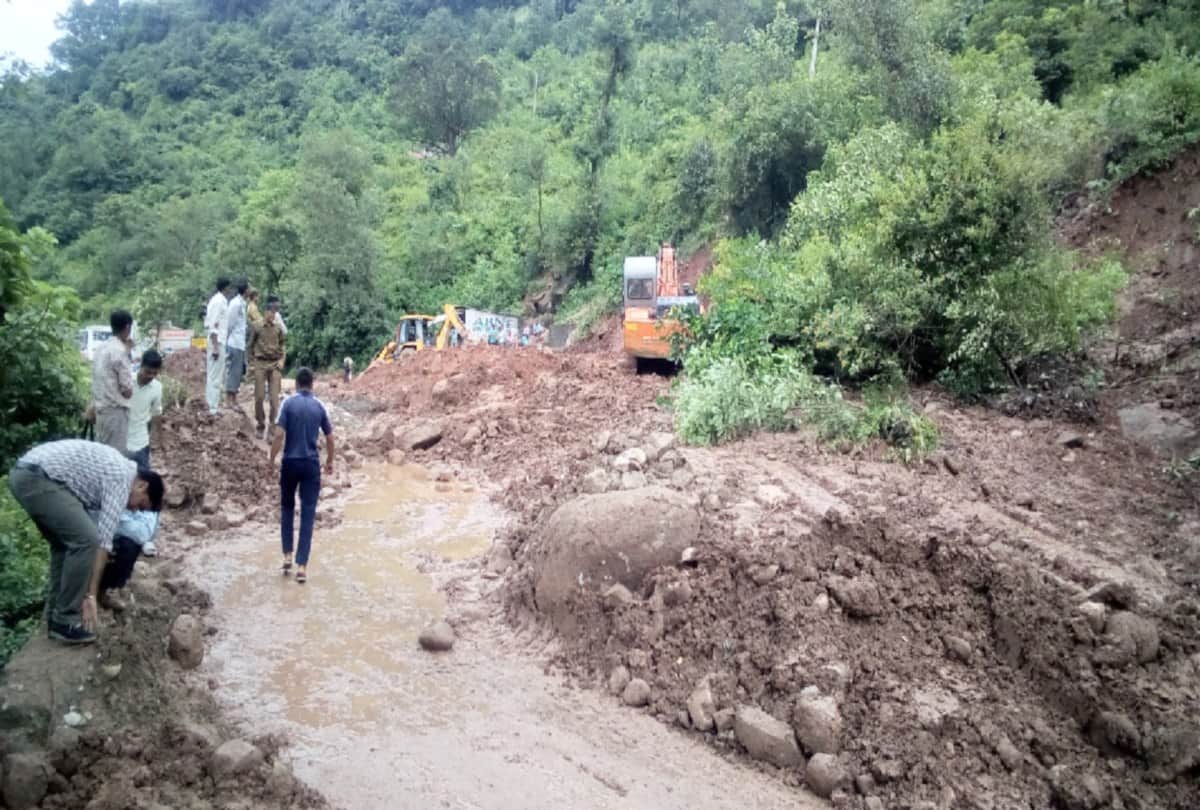 traffic jam on nh due to heavy landslide after rainfall in himachal